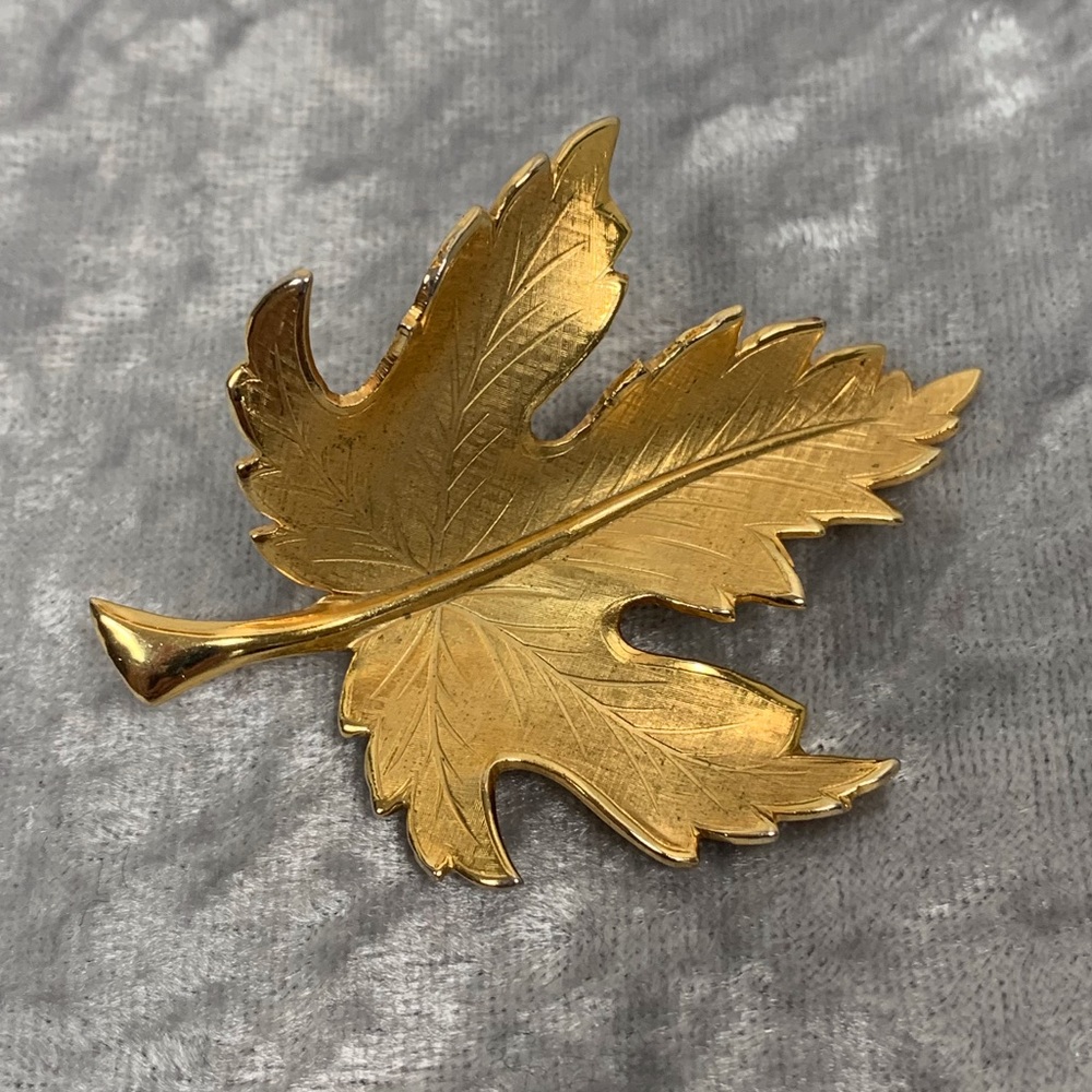 Giovanni Etched Leaf Brooch Gold Maple Vintage